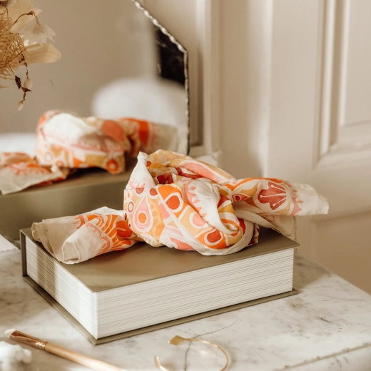 Pañuelo ligero con motivo elegante