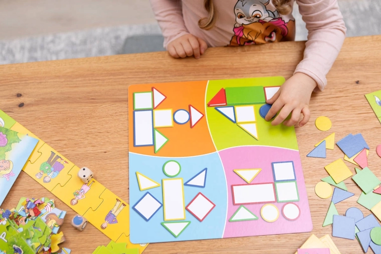 Aprender colores, formas y lógica jugando