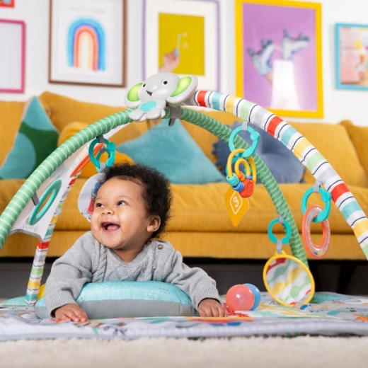 Juguetes desmontables y apoyo para tummy time