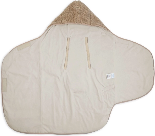 Apta para silla de coche gracias a los orificios para los arneses
