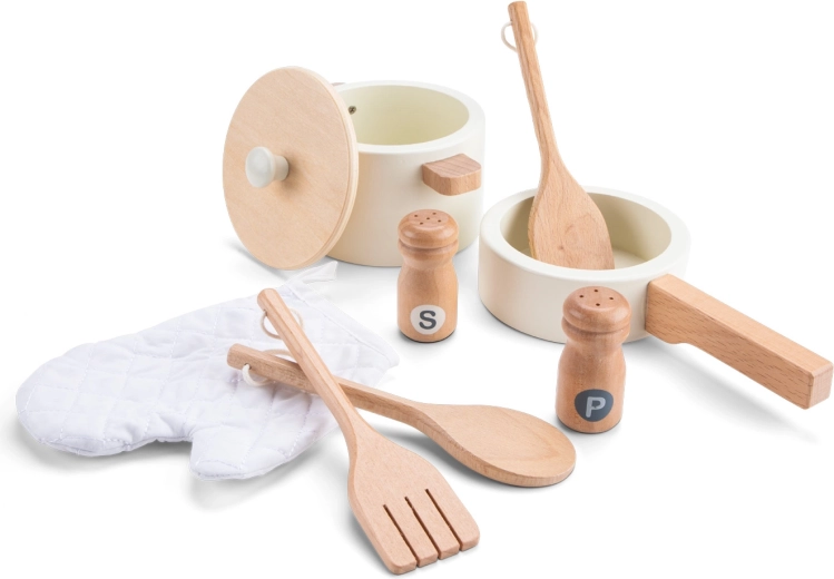 Cocina infantil de madera blanca con detalles de ratán