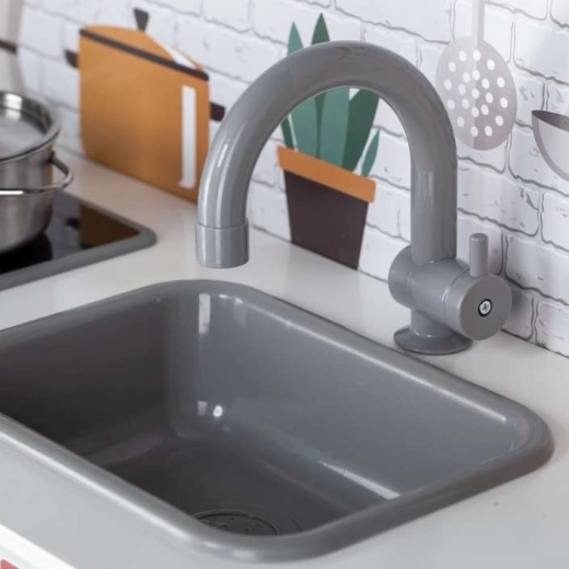 Fregadero con grifo como en una cocina real