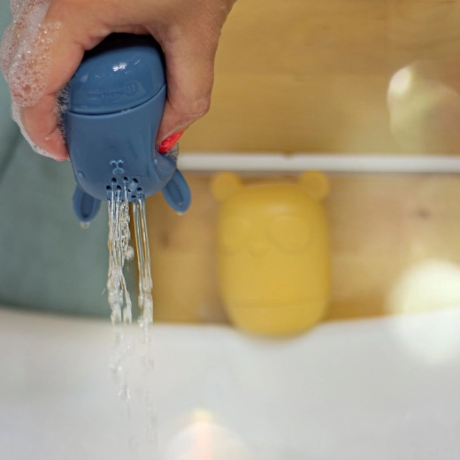 Divertido rociado y vertido de agua