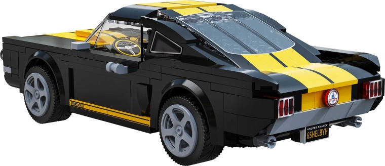 Capó abatible y detalles del motor V8