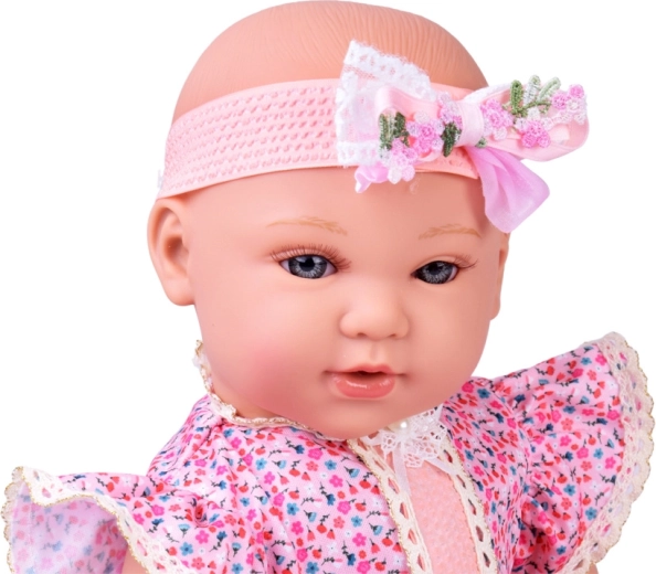 Elegante vestido lila con encaje