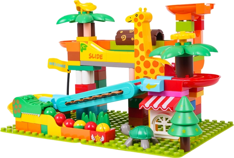 Creativa pista de canicas con temática de safari