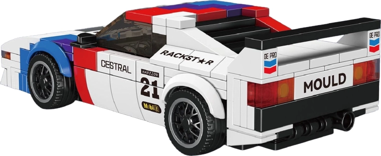 Modelo deportivo lleno de detalles