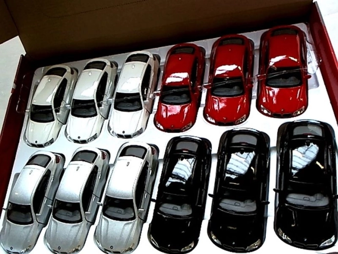 Cochecito metálico BMW X6 1:38 con sistema pull-back y puertas abatibles