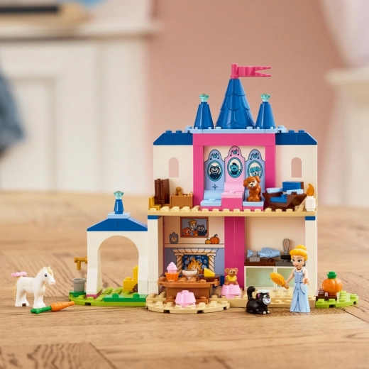 Castillo con establo y un montón de accesorios