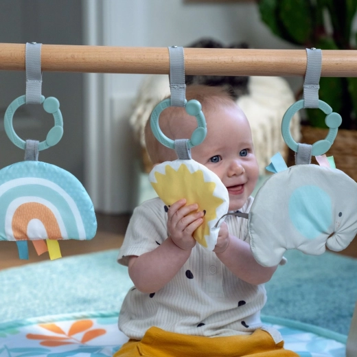 Juego sensorial con 3 juguetes colgantes