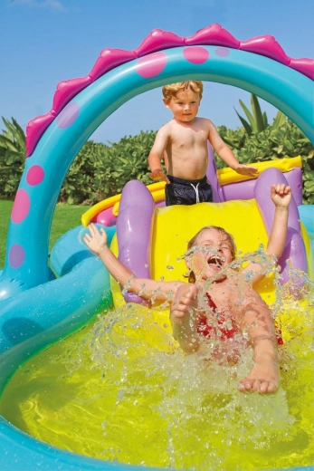 Tobogán y piscina poco profunda