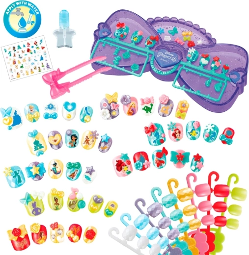 Uñas con purpurina y motivos de princesas