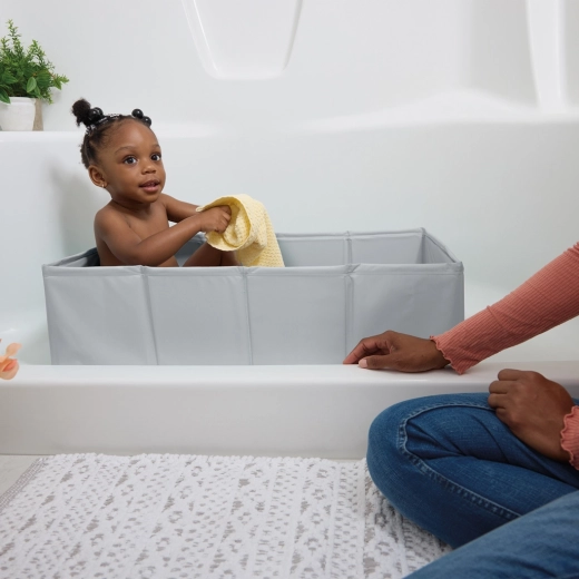 Baño cómodo para un niño en crecimiento