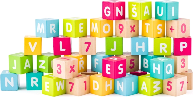 Cubos de colores con letras y números