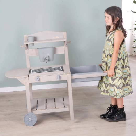 Juego con agua, arena y materiales naturales
