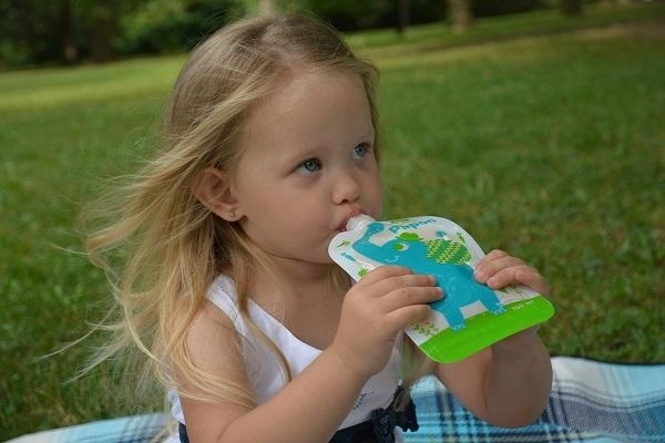 Para viajes y al aire libre: el niño bebe y come solo