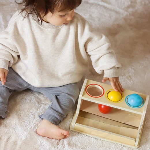 Entrenamiento de la coordinación mano‑ojo con caja de madera