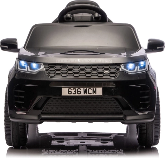 Faros LED realistas y parrilla icónica