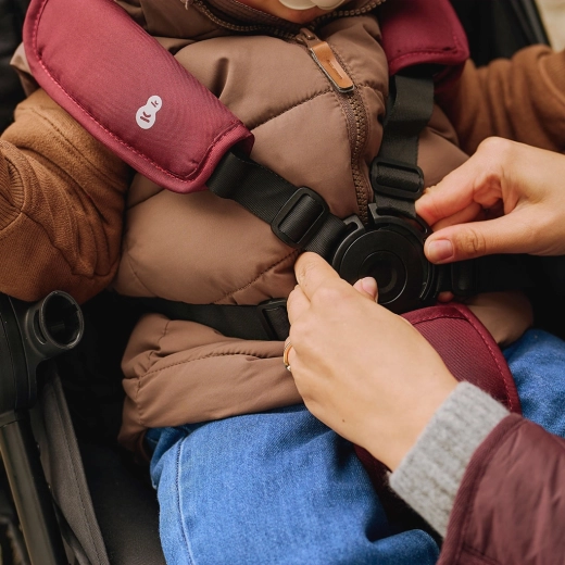 Plegado con una sola mano y sujeción segura del niño