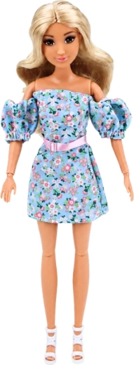 Outfit de moda y largo cabello rubio