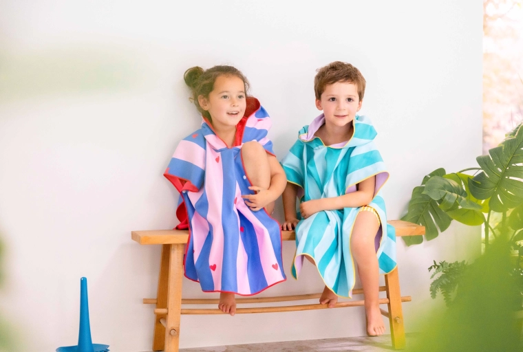 Poncho infantil de playa Quut Cherry red