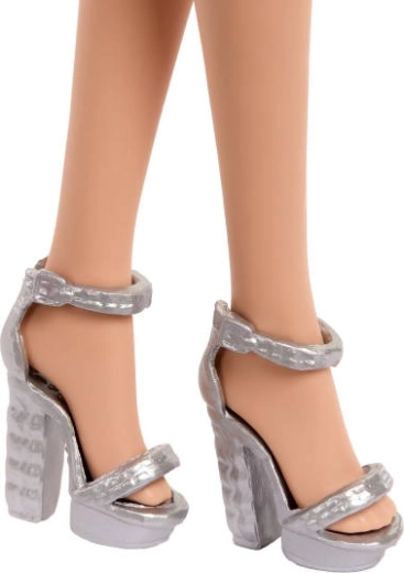 Accesorios con estilo: sandalias y collar