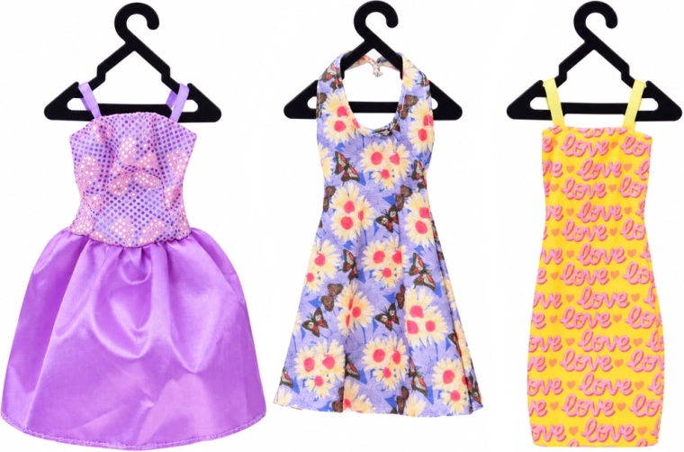 Cuatro vestidos y numerosos accesorios