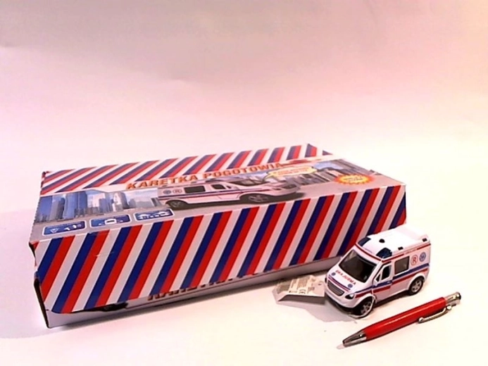 Furgoneta de ambulancia de 11 cm con sonido y diseño checo