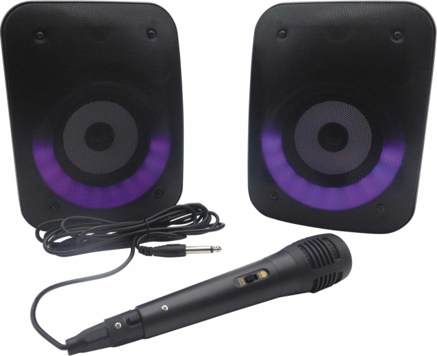 Listo para karaoke con micrófono