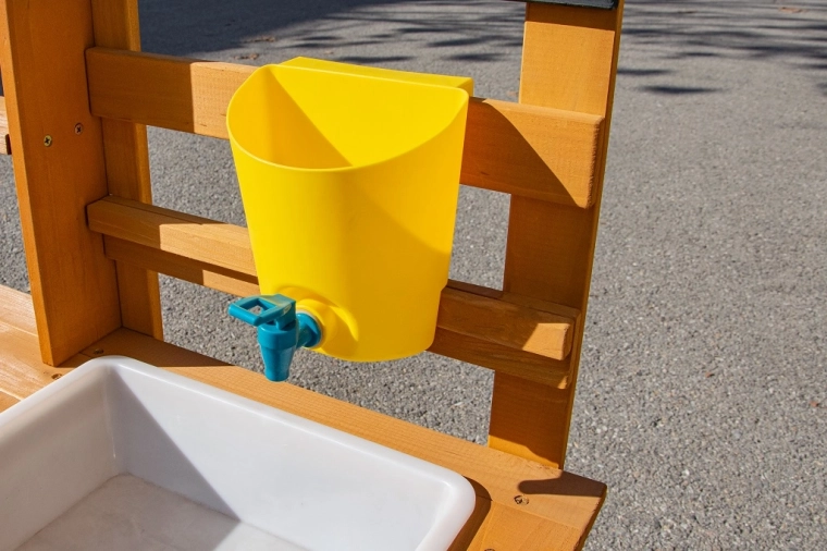 Diversión real con agua gracias al depósito y al grifo