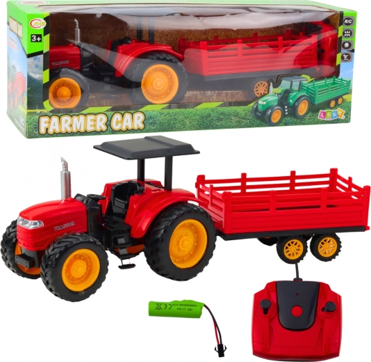 Tractor agrícola teledirigido con remolque rojo