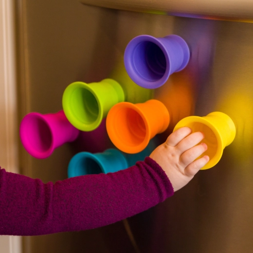 Adhiere y juega en cualquier lugar