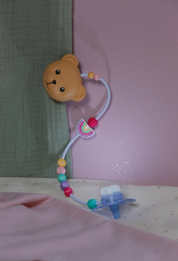 Clip con osito y cuentas de colores