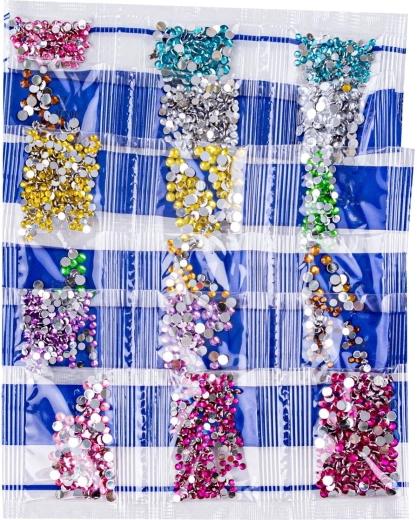 Piedrecitas redondas de colores en una práctica organización