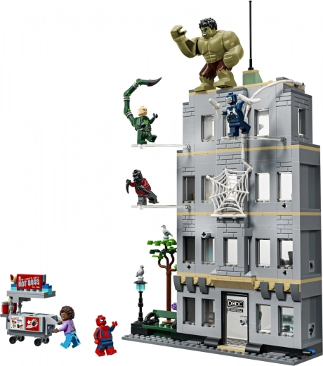 Fachada derribable con Hulk en el interior