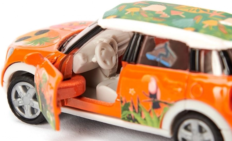 Carrocería metálica y puertas que se abren
