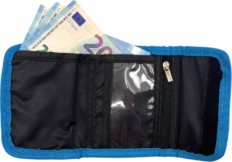 Interior organizado para monedas, billetes y tarjetas