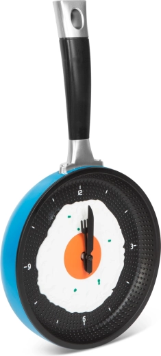 Reloj de pared con forma de sartén y huevo frito azul