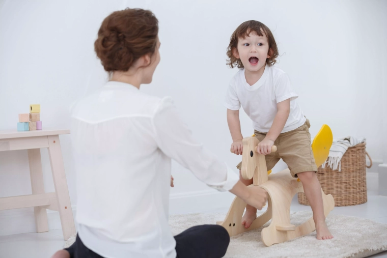 Balanceo que divierte a los niños