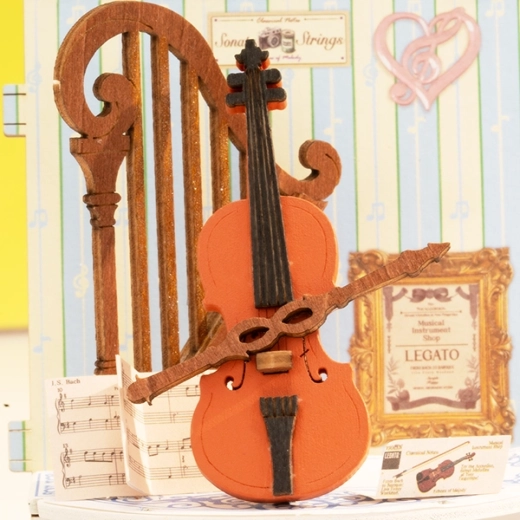 Elementos detallados, incluyendo un mini violín