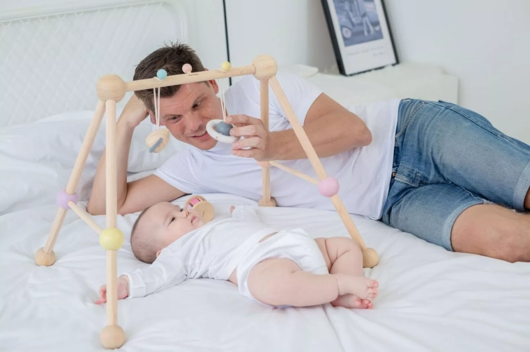 2 juguetes colgantes intercambiables para el desarrollo del bebé