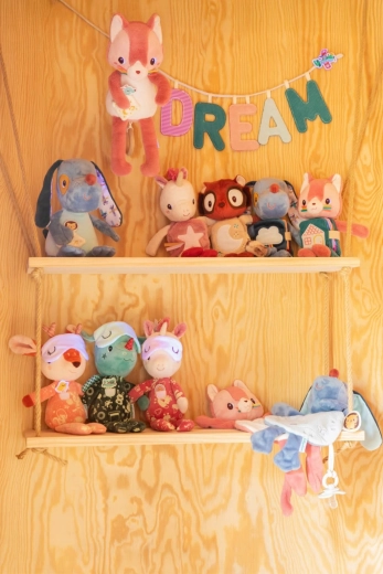Suave peluche de apego y también juguete práctico para la cuna