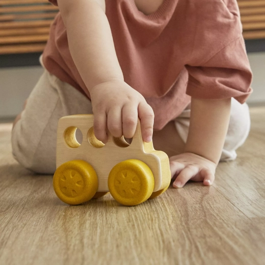 Cabe en la mano del niño y se empuja fácilmente
