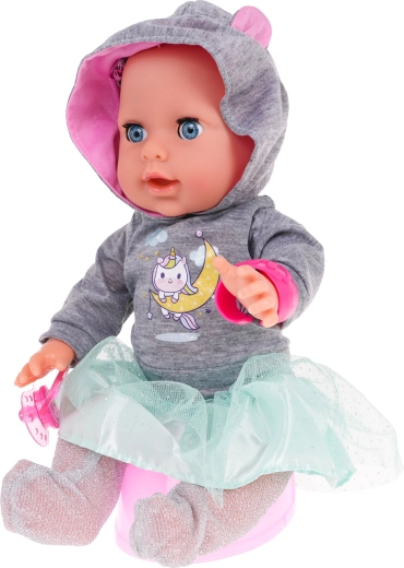 Bebe agua y hace pis en el orinal