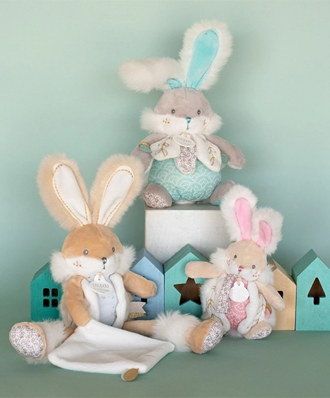 Conejito de peluche con sonajero y soporte para chupete 21 cm