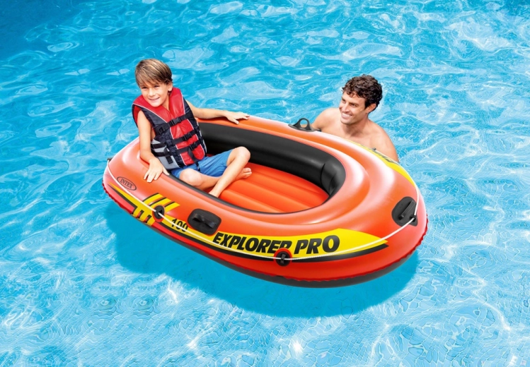 Diversión en el agua para un niño