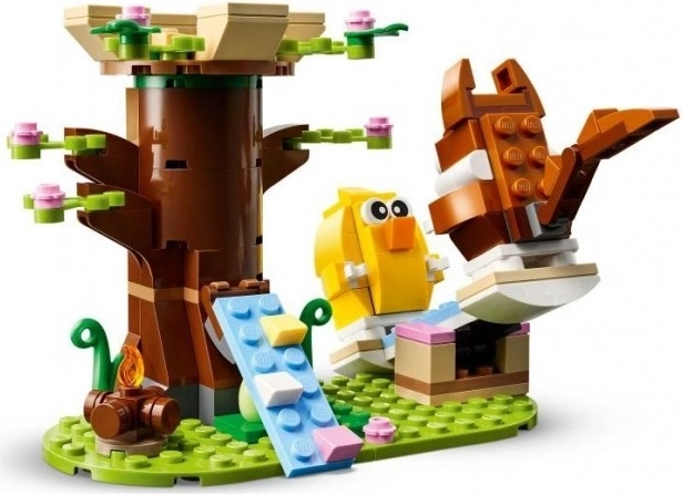 Escena primaveral con animales y una casita en el árbol