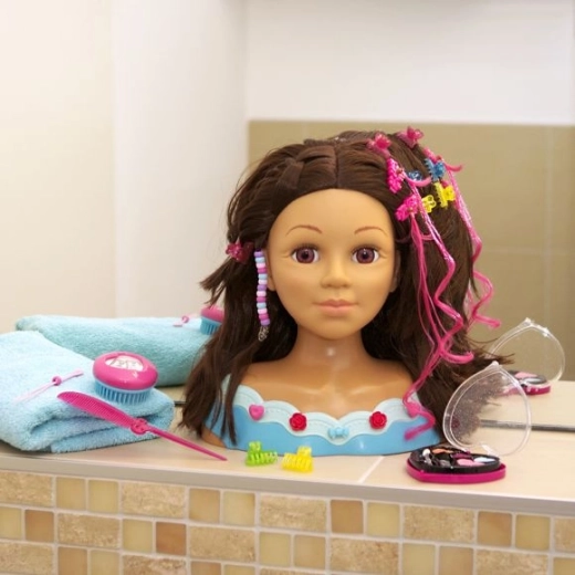 Pelo largo y castaño para peinados creativos