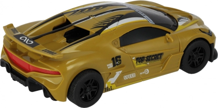 Aspecto deportivo de drift con alerón y adhesivos