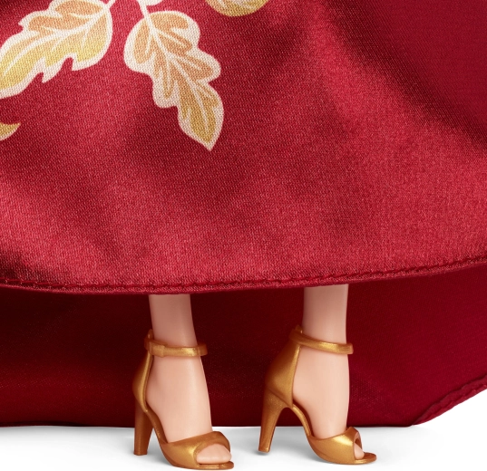 Zapatos dorados de tacón para un estilismo perfecto